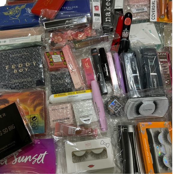 Beauty Mystery Box - Picture 2 of 10